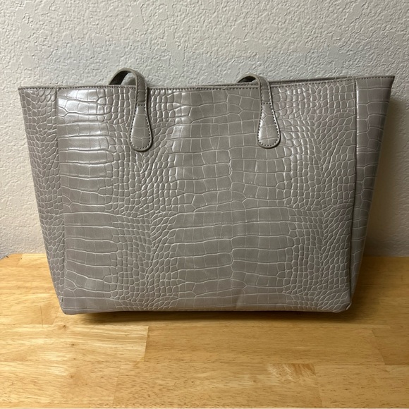 Mia K. Farrow Collection tote bag light gray crocodile-embossed vegan leather - Picture 2 of 6